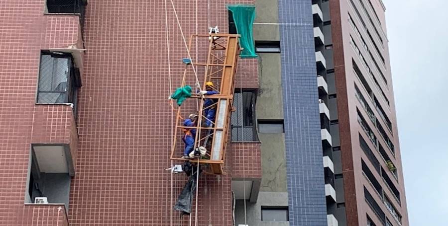Dois operários ficam suspensos após andaime despencar de prédio no Dionísio Torres, Fortaleza